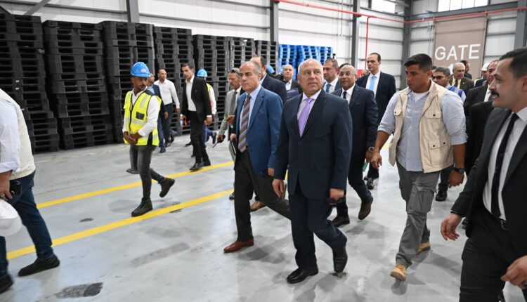 الفريق مهندس كامل الوزير خلال الجولة