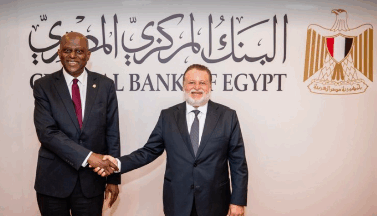 محافظ المركزي المصري يستقبل نظيره النيجيري ويصحبه في جولة بدار طباعة النقد بالعاصمة الإدارية