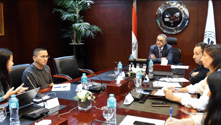 هيئة الاستثمار تبحث سبل نقل سلاسل الإنتاج الصينية في قطاع الملابس إلى مصر