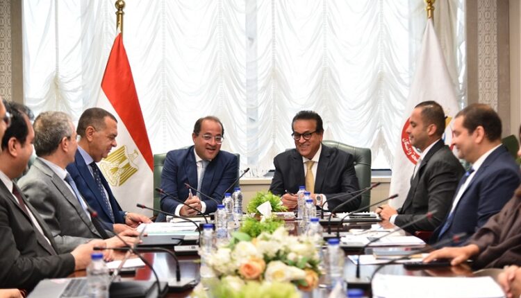 وزراء الصحة والمالية والاستثمار يبحثون سبل استدامة تمويل التأمين الصحي الشامل
