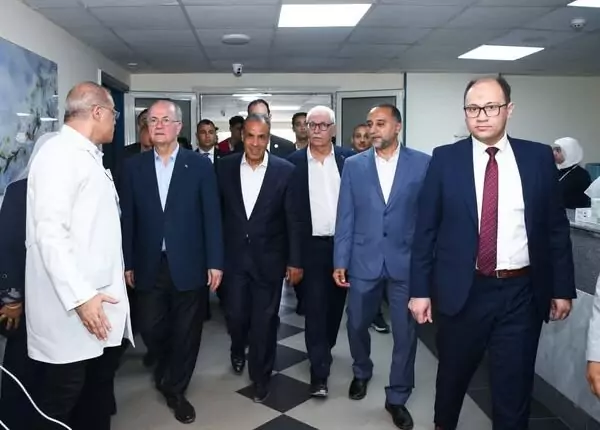 عبد العاطي ورئيس الوزراء الفلسطيني يتفقد جرحى غزة بمستشفى العريش العام