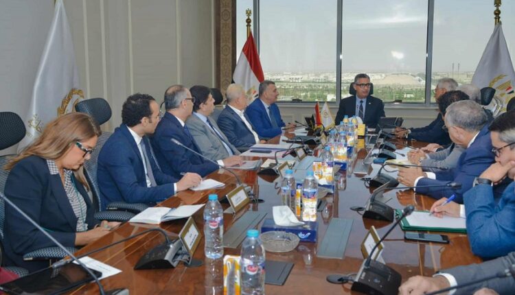 وزير التموين يتابع الموقف التنفيذي للمستودع الاستراتيجي بالسويس مع سامكريت