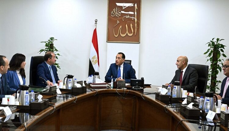 الحكومة تبحث توفير التمويل اللازم لتلبية احتياجات العملية التعليمية