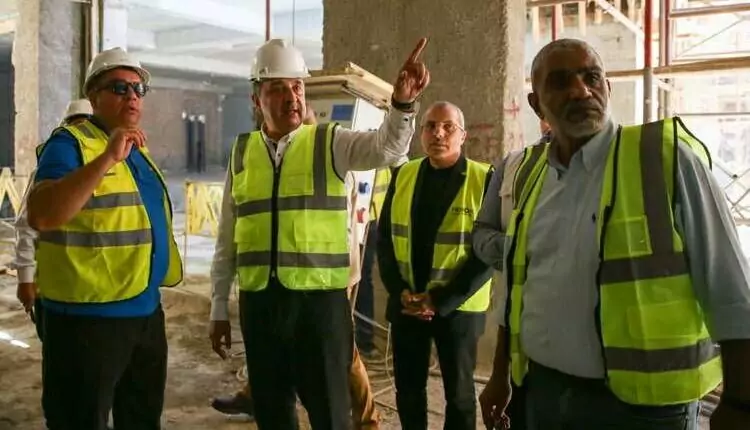 وزير قطاع الأعمال داخل فندق شبرد
