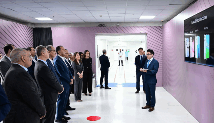 رئيس الوزراء يفتتح مصنع أوبو للهواتف المحمولة باستثمارات 50 مليون دولار