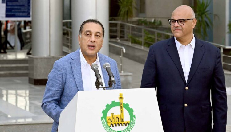 الدكتور مصطفى مدبولي والمهندس أيمن عطية