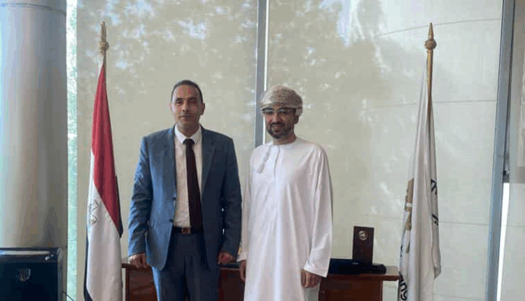 رئيس البورصة المصرية يبحث مع نظيره العماني سبل التعاون المشترك