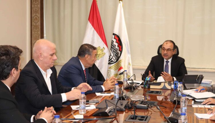 وزير قطاع الأعمال يبحث مع أروجلو التركية تشغيل مصانع الغزل والنسيج الجديدة