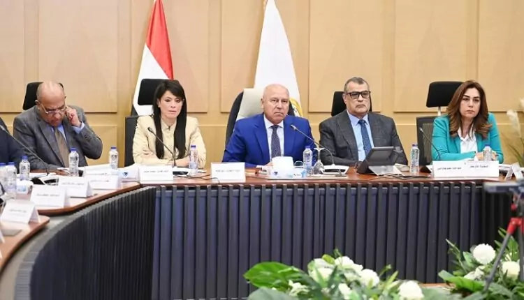 الحكومة تمنح 3 شركات الموافقة الواحدة في مجالات تصنيع وسائل النقل والأدوات المكتبية