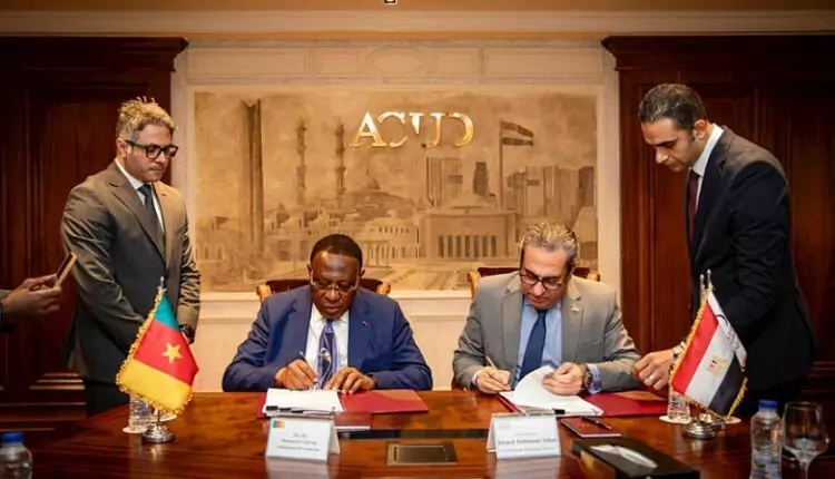 العاصمة الإدارية وسفارة الكاميرون توقعان عقد بيع قطعتي أرض المقر الجديد بالحي الدبلوماسي
