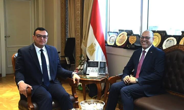 وزيرا الإسكان والعمل يناقشان تعزيز التنسيق المشترك ودعم الكوادر في المشروعات القومية