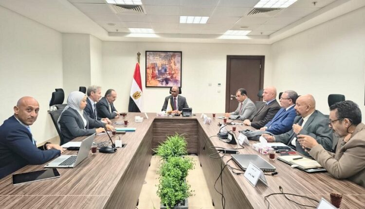 الإسكان تبحث مع تحالف المقاولون العرب وإحدى الشركات العالمية فرص الاستثمار في تحلية مياه البحر