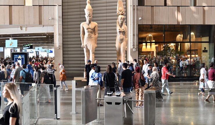 المتحف المصري الكبير يستقبل 12 ألف زائر منذ صباح اليوم