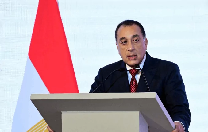 رئيس الوزراء: شعور المواطن بثمار الإصلاح هو الشغل الشاغل للحكومة في الفترة المقبلة يارا الجنايني_ قال الدكتور مصطفى مدبولي، رئيس مجلس الوزراء، إن الفترة الماضية شهدت تحديات استثنائية ارتبطت بتنفيذ برنامج الإصلاح الاقتصادي إلى جانب الأزمات العالمية والإقليمية التي أثرت على مختلف دول المنطقة، مشيرًا إلى أن العالم يمر بأزمة اقتصادية كبرى تنعكس آثارها على الجميع. وأوضح مدبولي، خلال المؤتمر الصحفي الأسبوعي المنعقد اليوم الخميس، أن الحكومة تركز في المرحلة المقبلة على ضمان أن ينعكس ما تحقق من إصلاحات على حياة المواطنين بشكل مباشر، خاصة في مجالات الصحة والتعليم وتوفير فرص العمل ودعم مستويات الدخل، إلى جانب تعزيز استقرار أسعار السلع الأساسية. وأشار رئيس الوزراء إلى أن الطبقة المتوسطة تمثل العمود الفقري للمجتمع المصري وقوته الحقيقية، مؤكدًا أن تحسين أوضاع هذه الشريحة يأتي في صميم أولويات الدولة، باعتبارها النسيج الرئيسي الذي تعتمد عليه الدولة في مختلف مجالات التنمية.