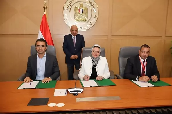 الكهرباء توقع اتفاقيات تنفيذ مشروعين للطاقة الشمسية وبطاريات تخزين بقدرة 1200 ميجاوات