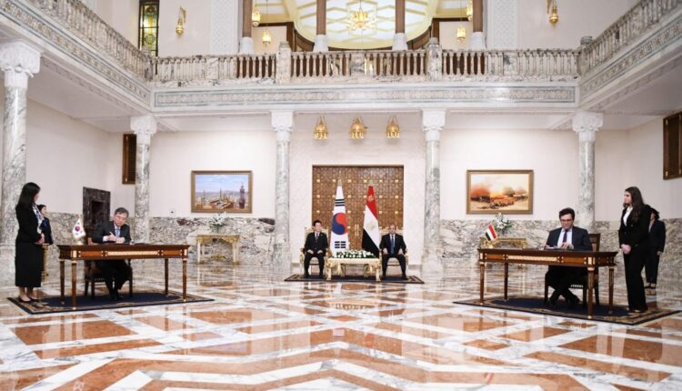 جانب من التوقيع