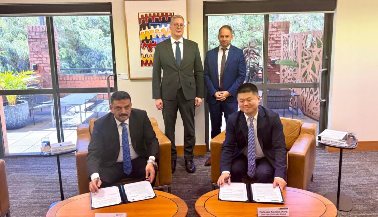 جانب من التوقيع