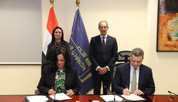 جانب من التوقيع