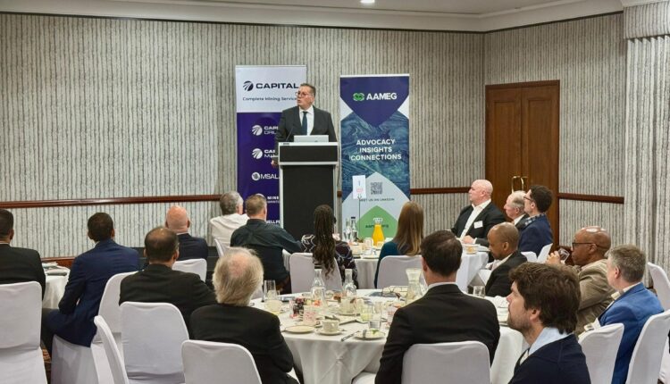 المهندس كريم بدوي وزير البترول والثروة المعدنية خلال زيارته لمدينة بيرث