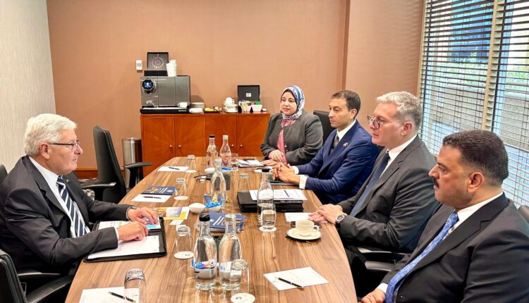 خلال الاجتماع