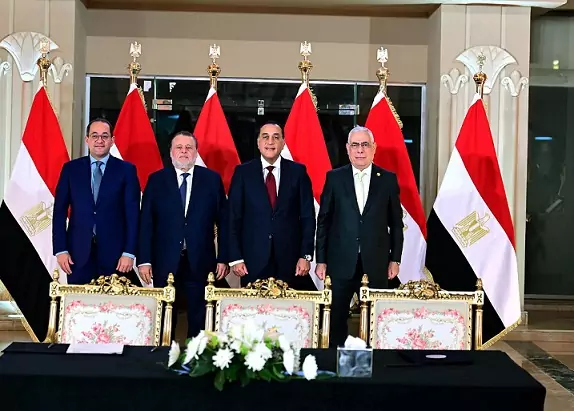 رئيس الوزراء يشهد توقيع اتفاقية وثيقة تسليم المضبوطات الذهبية وضمها للبنك المركزي