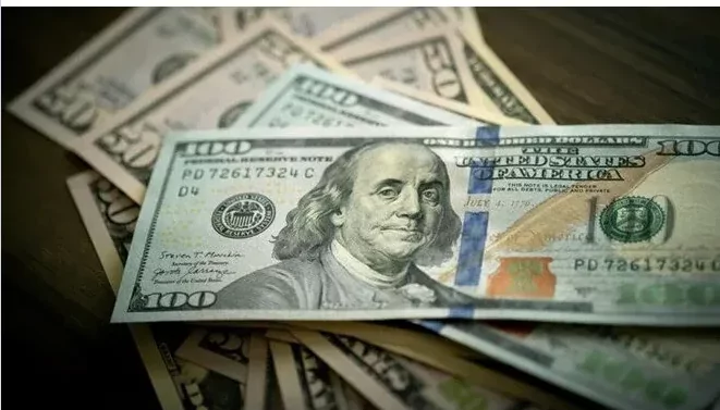 الدولار يتراجع بين 8 و12 قرشًا في عدد من البنوك