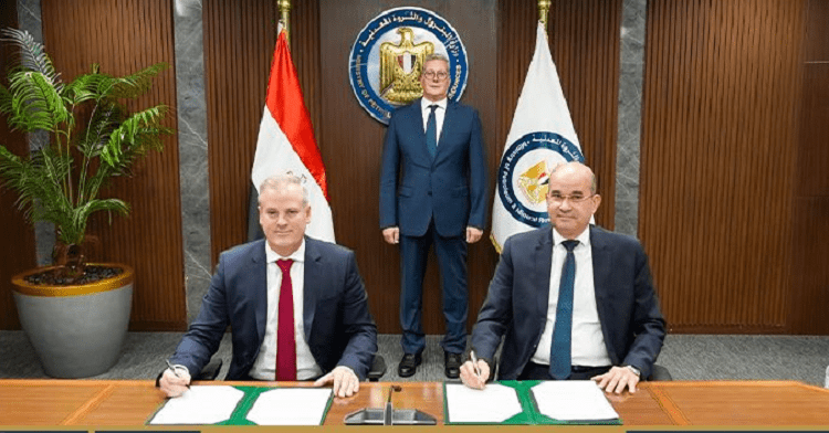 مصر توقع عقد رخصة إنتاج وقود الطائرات المستدام مع هانيويل الأمريكية