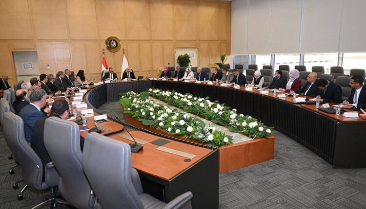 الصناعة وقطاع الأعمال: توفير الدعم لأي مستثمر جاد يرغب في إقامة مصنع للغزل والنسيج