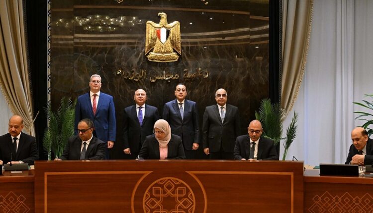الحكومة توقع اتفاقية تسوية شاملة مع شركة جنوب الوادي للأسمنت