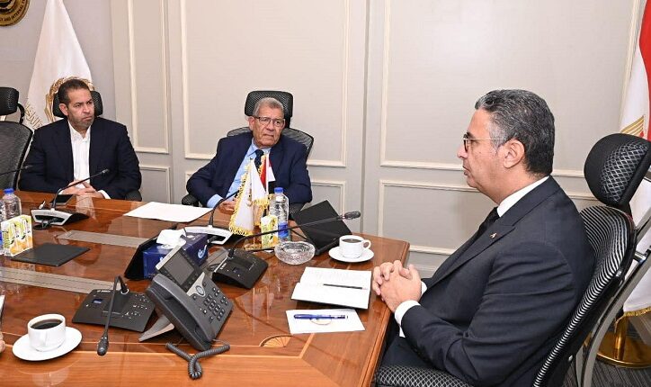 وزير التموين يبحث مع “علام جروب” تعزيز إنتاج لب الورق من مخلفات قصب السكر