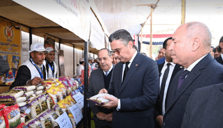 وزير التموين ومحافظ القاهرة يفتتحان سوق "اليوم الواحد" بالمرج