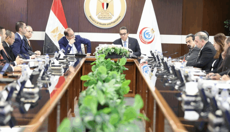 تعاون بين المالية والصحة لضمان استدامة توافر الأدوية والمستلزمات الطبية