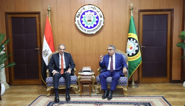 وزير الاتصالات يتابع مشروعات التحول الرقمي بالدقهلية ويطلق توسعات لخدمات الألياف الضوئية