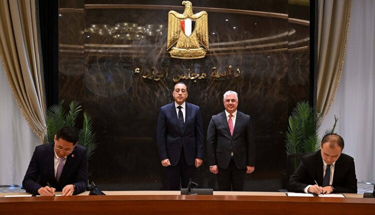 اقتصادية قناة السويس توقع عقود إنشاء 3 مجمعات صناعية في السخنة باستثمارات 1.15 مليار دولار