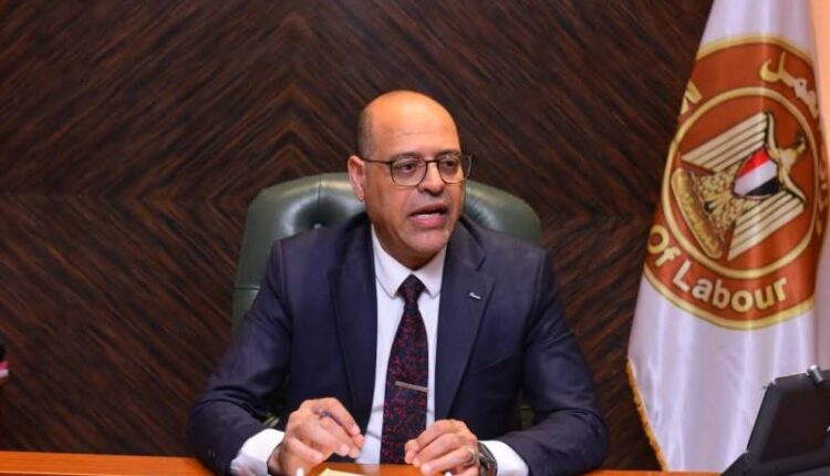 وزير العمل يصدر قرارا بتنظيم ساعات العمل في المنشآت الصناعية