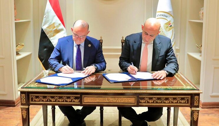 جانب من مراسم التوقيع