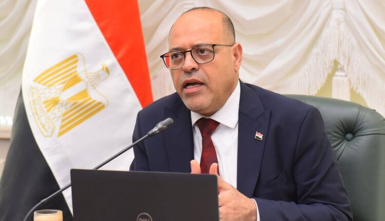 وزارة العمل تحدد حالات وضوابط تشغيل العامل أكثر من عشر ساعات