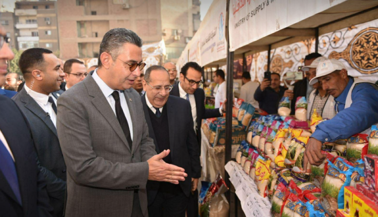 وزير التموين ومحافظ الجيزة يفتتحان سوق اليوم الواحد بفيصل