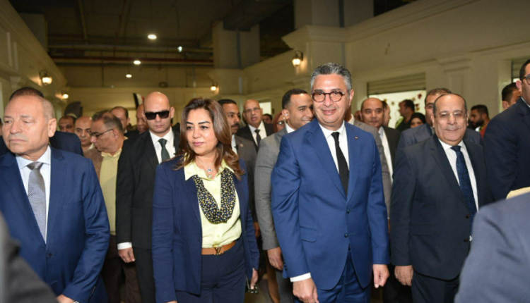 وزيرا التموين والتنمية المحلية ومحافظ القاهرة يفتتحون سوق السلع المخفضة بالسبتية