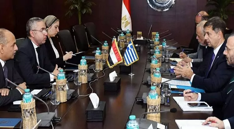 مصر واليونان تبحثان دعم الاستثمارات المشتركة في قطاعات الطاقة واللوجستيات