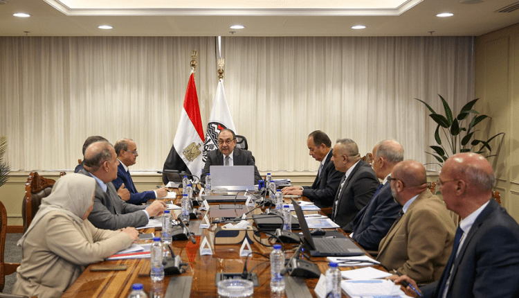 وزير قطاع الأعمال يتابع الموقف التنفيذي لمشروع إنتاج حبيبات وأقراص الكلور