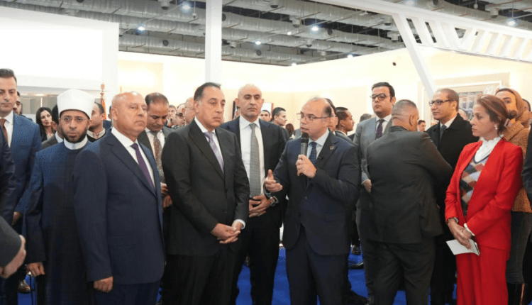 رئيس الوزراء يتفقد جناح الرقابة المالية بمعرض القاهرة الدولي للكتاب