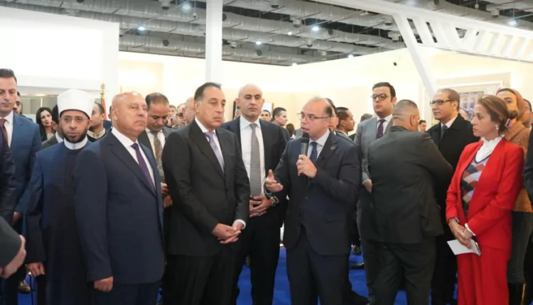 رئيس الوزراء يتفقد جناح الرقابة المالية بمعرض القاهرة الدولي للكتاب