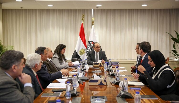 وزير قطاع الأعمال يبحث مع مستثمرين أتراك فرص التعاون في صناعة الملابس