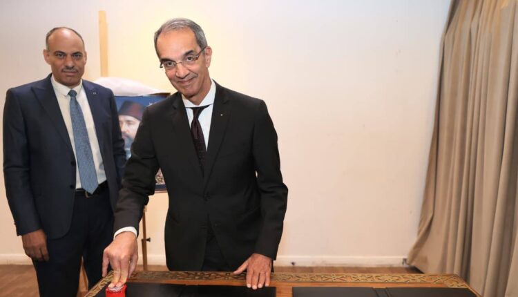 وزير الاتصالات يتفقد معرض الرواد لهواة جمع الطوابع ويدشن طابعا تذكاريا