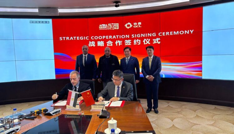 وزير الكهرباء يشهد توقيع اتفاقية تعاون لتوطين صناعة الخلايا الشمسية