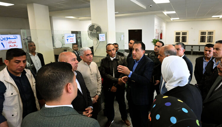 رئيس الوزراء يتفقد سير العمل والخدمات بالمركز التكنولوجي في قرية تونا الجبل بالمنيا