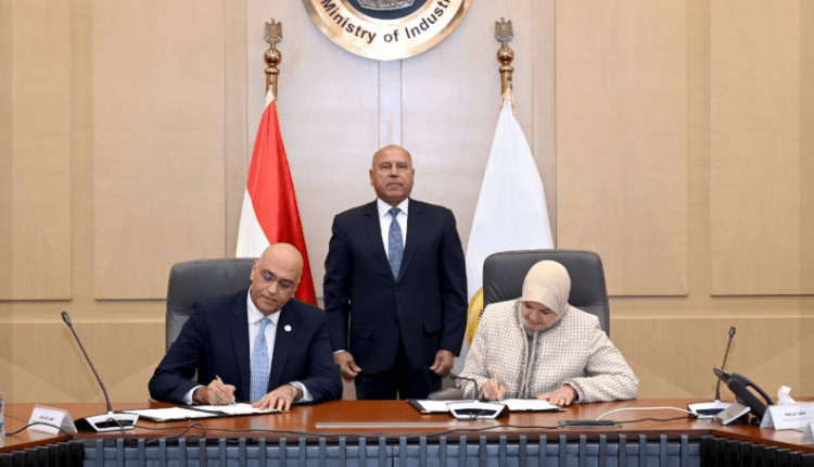 الصناعة وتنمية المشروعات يوقعان مذكرة تفاهم لتوطين الصناعات المغذية