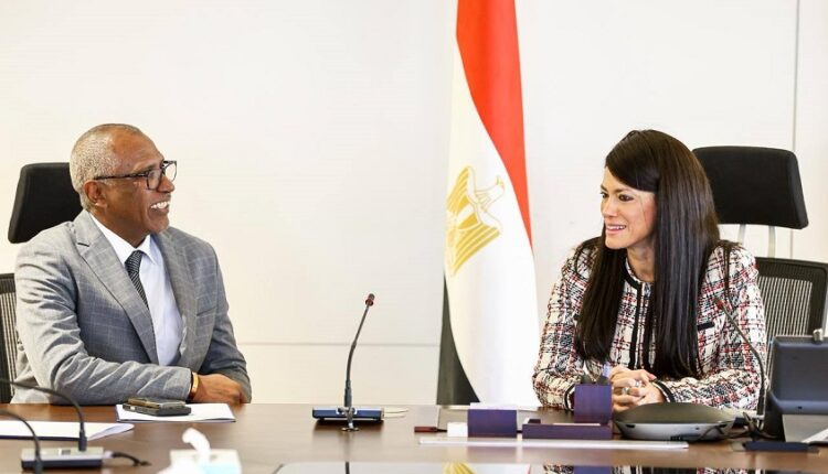 وزيرة التخطيط تكرم المدير القطري للصندوق الدولي للتنمية الزراعية «إيفاد»