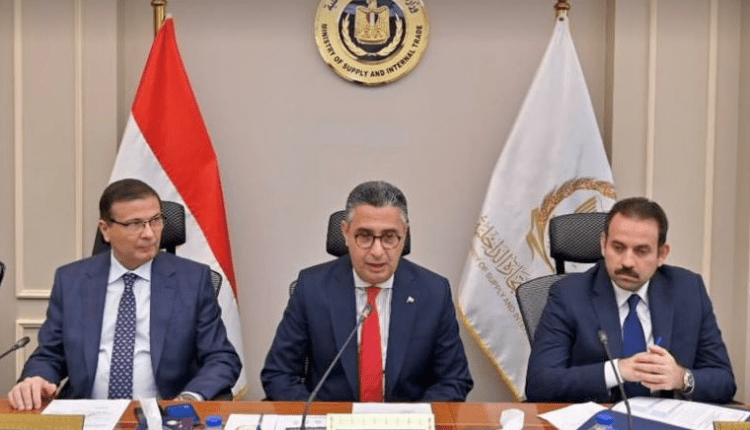 اتفاق ثلاثي لاستيراد دواجن مجمدة وطرحها بالمنافذ قبل رمضان لضبط الأسواق